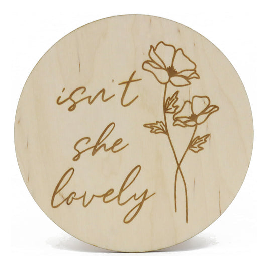 Houten gegraveerd geboortebord "Isn't she lovely"