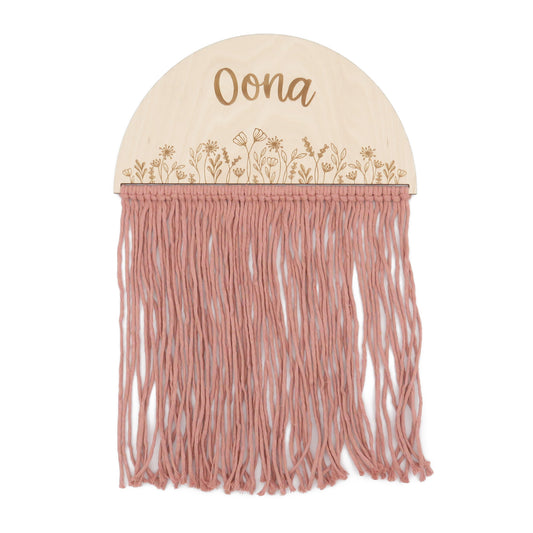 Houten gegraveerd naambord gebogen met macramé