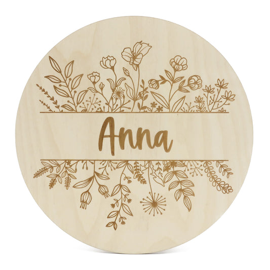 Houten gegraveerd naambord rond met bloemen